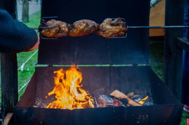 Ortaçağ müzesinde ahşap mangal ızgarasında kızartılmış bütün tavuklar.