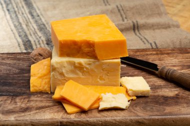 İngiliz peynirleri koleksiyonu, İskoç renkli ve İngiliz olgun çedar peynirleri kapanıyor.