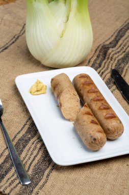 Vejetaryen bitkisinden yapılan lezzetli ızgara vegan sosisleri soya fasulyesi taklidi et sağlıklı yiyecekler.