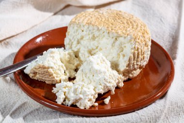 Polonya beyazı, Polonya 'da üretilen lor, kuark veya süzme peynire kıyasla füme süt twarog peyniri, beyaz inek peyniri kaymağını yedi.