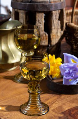 Antika Alman cam süslemesi, eski Hollanda tarzı gümbürtücü ya da beyaz şarap ve renkli çiçekler için roemer bardakları.