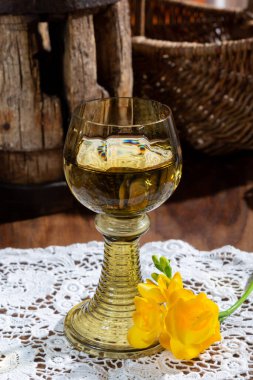 Antika Alman cam eşyalar, eski Hollanda tarzı Rummer ya da el yapımı beyaz dantelli masa örtüsü üzerinde beyaz riesling şarabı için roemer gözlükleri.