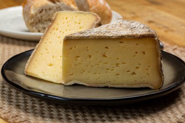 Fransız Alpleri, Fransa 'da inek sütünden yapılan tomme de savoie peyniri parçaları.