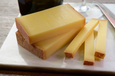 Peynir koleksiyonu, Fransisco-Comte, Fransa 'da inek sütünden yapılan sert peynirler.