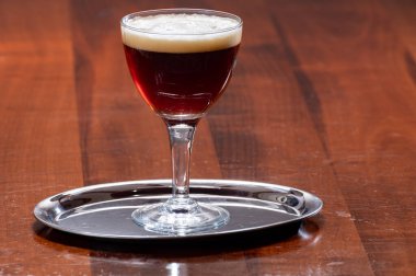 Barda bir bardak Belçika manastırı esmer birası.