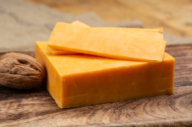 Leicestershire veya çedar peyniri veya kırmızı leicester, inekten yapılmış İngiliz sert peyniri yakın plan