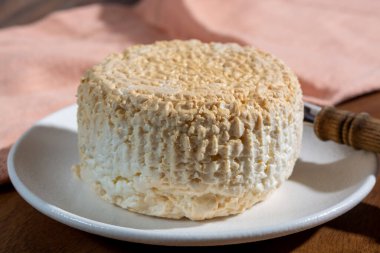 Polonya beyazı, Polonya 'da üretilen lor, kuark veya süzme peynire kıyasla füme süt twarog peyniri, beyaz inek peyniri kaymağını yedi.