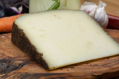 Peynir koleksiyonu, yıllanmış İtalyan koyun peyniri Sicilya adasından kara pecorino ya da pecorino nero di Sicilya yakın plan