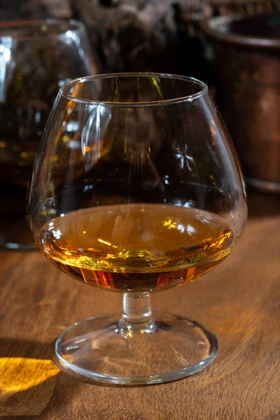 Bicchieri Degustazione Brandy Cognac Francese Invecchiato Bevanda Alcolica Nelle Vecchie — Foto Stock