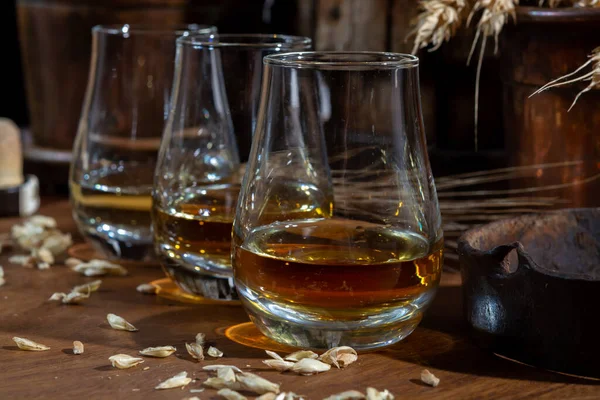 Speyside Skotská Whisky Ochutnávka Sklenice Staré Tmavé Dřevěné Vinobraní Stůl — Stock fotografie