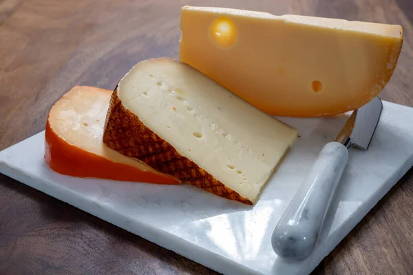 Peynir Koleksiyonu Belçika Manastırı Peyniri Kahverengi Teneke Birayla Yakın Plan — Stok fotoğraf
