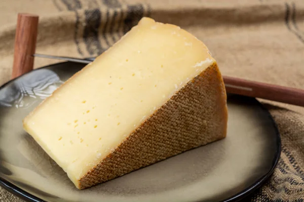 スイスのチーズコレクション 低温殺菌されていない牛乳から作られたグリューエールチーズが近くにあります — ストック写真