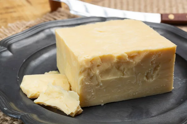 英国奶酪系列 英国成熟熏制的切达奶酪特写 — 图库照片