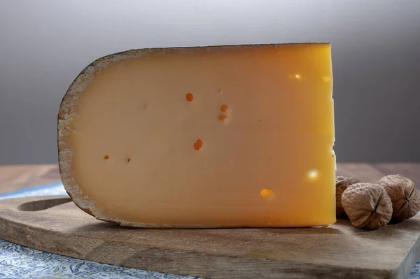 チーズコレクション ベルギーの古い黄色の牛のミルクチーズ チーズとビールのペアリング — ストック写真