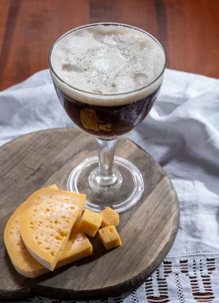 Copo Cerveja Castanha Abadia Belga Tábua Madeira Com Queijo Belgas — Fotografia de Stock