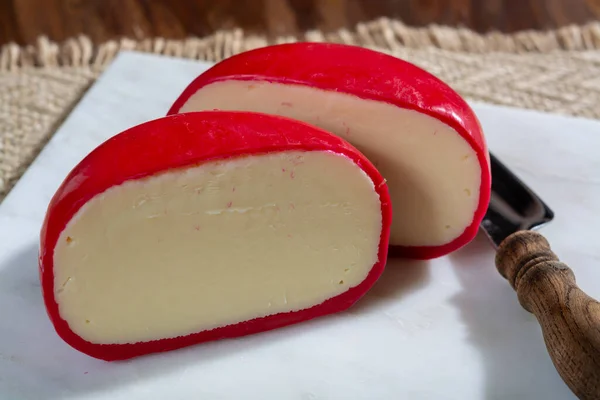 英国の赤ワックス元のチェダーチーズは牛のミルクから作られていますクローズアップ — ストック写真