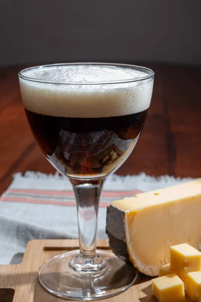 Copo Cerveja Castanha Abadia Belga Tábua Madeira Com Queijo Belgas — Fotografia de Stock