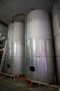 Ahşap fıçılardaki mayalanmış elmalardan aylarca yapılan geleneksel doğal Asturian şarabı büyük bir yükseklikten dökülerek suya bol miktarda hava kabarcığı dökülmeli..