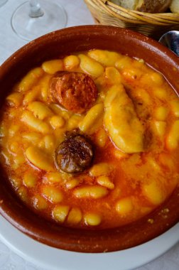 Fabada asturiana, Asturian fasulye güveci, İspanya, sıcak ve ağır yemek Asturian şarabı veya kırmızı şarapla servis edilir, fabes de la Granja büyük beyaz fasulye, omuz domuz eti, pancetta veya pastırma, morcilla sosisi, sucuk yakın çekim