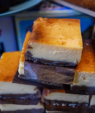 Esnaf İspanyol pastanesinde sergilenen taze hamur işleri ve tatlılar yakın mesafede, peynirli kek.