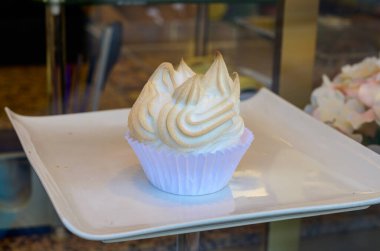 Esnaf İspanyol şekerleme dükkanında sergilenmekte olan taze hamur işleri ve tatlılar.