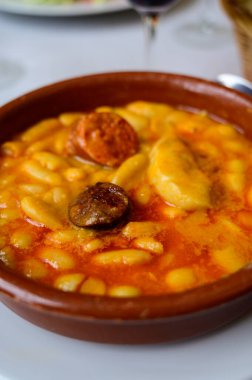 Fabada asturiana, Asturian fasulye güveci, İspanya, sıcak ve ağır yemek Asturian şarabı veya kırmızı şarapla servis edilir, fabes de la Granja büyük beyaz fasulye, omuz domuz eti, pancetta veya pastırma, morcilla sosisi, sucuk yakın çekim