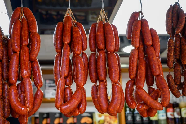 Hiszpańskie Kiełbaski Wieprzowe Chorizo Wiszące Sklepie Mięsnym Rynku Rolników — Zdjęcie stockowe