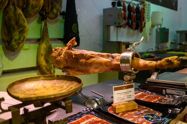 Πόδι Από Χοιρινό Serrano Iberian Cured Jamon Στέκεται Στο Ισπανικό — Φωτογραφία Αρχείου