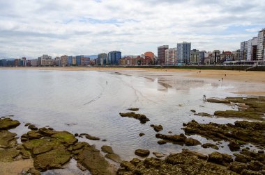 Gijon 'da San Lorenzo ve Cantabria sahillerinde manzara, Asturias, Kuzey İspanya' da büyük şehir.
