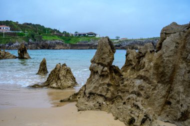 Llanes 'deki Playa de Toro' daki kayalara bakın. Kuzey İspanya, Asturias 'ın yeşil kıyıları, kumlu plajları, uçurumları, gizli mağaraları, yeşil tarlaları, ormanları ve dağları var..