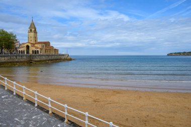 Gijon 'da San Lorenzo ve Cantabria sahillerinde manzara, Asturias, Kuzey İspanya' da büyük şehir.