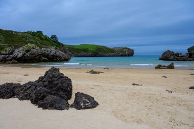 Celorio 'daki Playa de Borizo' daki kayalara bakın. Kuzey İspanya, Asturias 'ın yeşil kıyıları. Beyaz kumlu plajlar, uçurumlar, gizli mağaralar, yeşil tarlalar, ormanlar ve dağlar..