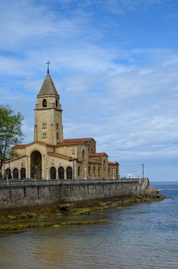 Gijon 'da San Lorenzo ve Cantabria sahillerinde manzara, Asturias, Kuzey İspanya' da büyük şehir.