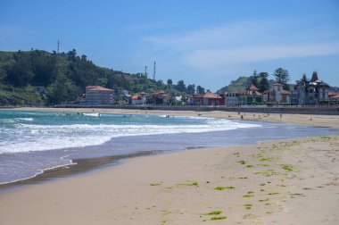 Playa de Ribadesella, Asturias 'ın yeşil kıyıları, Kuzey İspanya' nın beyaz kumlu sahilleri, kayalıkları, gizli mağaraları, yeşil tarlaları ve dağları.