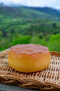 Picos de Europa dağlarının yeşil yamaçlarında, Asturias 'taki Pria köyünden İspanyol füme inek peyniri servis edildi.