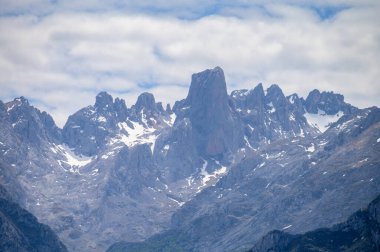 Kuzey İspanya 'nın Asturias kentindeki Picos de Europa' nın Macizo Orta Bölgesi 'nde yer alan Paleozoik Çağ' dan kalma kireçtaşı zirvesi Naranjo de Bulnes veya Picu Urriellu 'nun görüntüsü