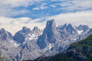 Kuzey İspanya 'nın Asturias kentindeki Picos de Europa' nın Macizo Orta Bölgesi 'nde yer alan Paleozoik Çağ' dan kalma kireçtaşı zirvesi Naranjo de Bulnes veya Picu Urriellu 'nun görüntüsü