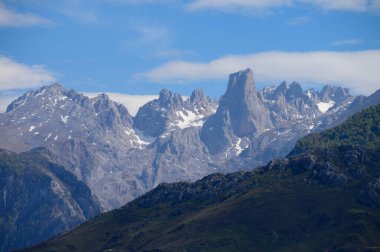 Kuzey İspanya 'nın Asturias kentindeki Picos de Europa' nın Macizo Orta Bölgesi 'nde yer alan Paleozoik Çağ' dan kalma kireçtaşı zirvesi Naranjo de Bulnes veya Picu Urriellu 'nun görüntüsü