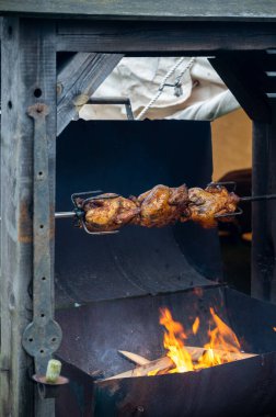 Ortaçağ müzesinde ahşap mangal ızgarasında kızartılmış bütün tavuklar.