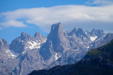 Kuzey İspanya 'nın Asturias kentindeki Picos de Europa' nın Macizo Orta Bölgesi 'nde yer alan Paleozoik Çağ' dan kalma kireçtaşı zirvesi Naranjo de Bulnes veya Picu Urriellu 'nun görüntüsü
