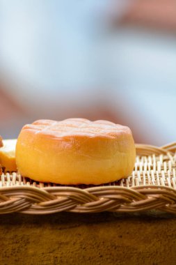 Pria, Asturias 'tan İspanyol füme inek peyniri, San Lorenzo plajında ve Gijon' da gezinti alanında manzaralı servis edildi.