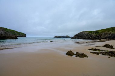 Celorio 'daki Playa de Borizo' daki kayalara bakın. Kuzey İspanya, Asturias 'ın yeşil kıyıları. Beyaz kumlu plajlar, uçurumlar, gizli mağaralar, yeşil tarlalar, ormanlar ve dağlar..