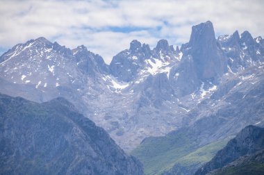 Kuzey İspanya 'nın Asturias kentindeki Picos de Europa' nın Macizo Orta Bölgesi 'nde yer alan Paleozoik Çağ' dan kalma kireçtaşı zirvesi Naranjo de Bulnes veya Picu Urriellu 'nun görüntüsü