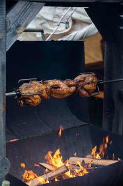 Ortaçağ müzesinde ahşap mangal ızgarasında kızartılmış bütün tavuklar.