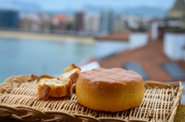 Pria, Asturias 'tan İspanyol füme inek peyniri, San Lorenzo plajında ve Gijon' da gezinti alanında manzaralı servis edildi.