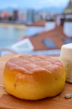 Asturian peynirleri, Pria 'dan tütsülenmiş inek peyniri, Arenas' tan mavi peynir ve Pitu, Asturias 'tan beyaz rebollin, İspanya' nın Gijon kentindeki San Lorenzo plajında servis edildi.