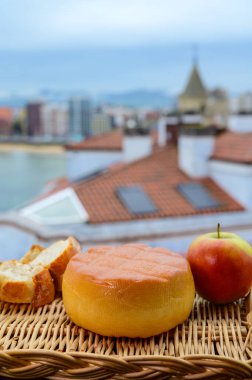 Pria, Asturias 'tan İspanyol füme inek peyniri, San Lorenzo plajında ve Gijon' da gezinti alanında manzaralı servis edildi.