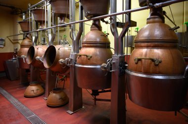 İspanyol içki dükkanındaki bakır tanklarda alkol damıtma işlemi