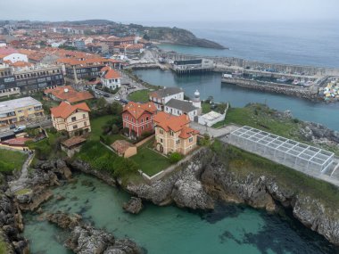 Sahil şeridi ve eski Llane limanı, Asturias 'ın yeşil kıyısı, Kuzey İspanya, beyaz kumlu plajlar, uçurumlar, gizli mağaralar, yeşil alanlar, ormanlar ve dağlar..