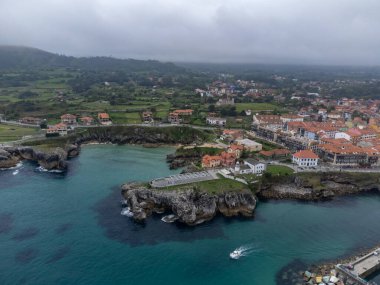 Sahil şeridi ve eski Llane limanı, Asturias 'ın yeşil kıyısı, Kuzey İspanya, beyaz kumlu plajlar, uçurumlar, gizli mağaralar, yeşil alanlar, ormanlar ve dağlar..